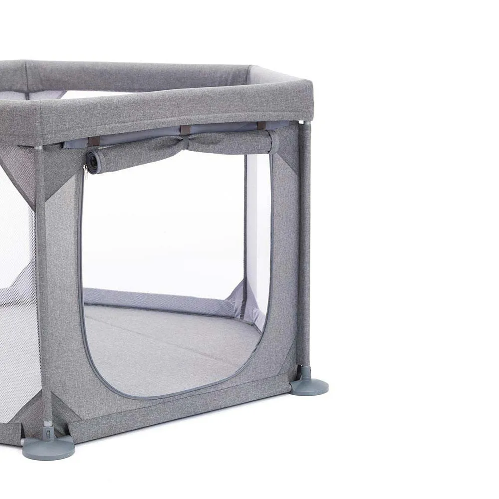 https://www.roshko.bg/media/catalog/product/cache/1/image/9df78eab33525d08d6e5fb8d27136e95/4/0/Fillikid Playpen Prague шестоъгълна кошара за игра - Grey 2.webp
