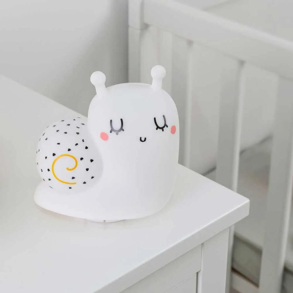 https://www.roshko.bg/media/catalog/product/cache/1/image/9df78eab33525d08d6e5fb8d27136e95/5/0/Miniland Baby Cosy Dreamer нощна лампа със звуци - охлюв 4.webp
