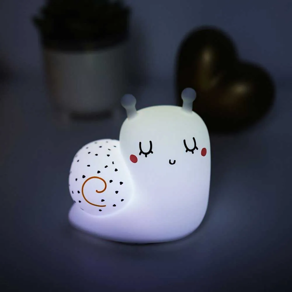 https://www.roshko.bg/media/catalog/product/cache/1/image/9df78eab33525d08d6e5fb8d27136e95/5/0/Miniland Baby Cosy Dreamer нощна лампа със звуци - охлюв 5.webp