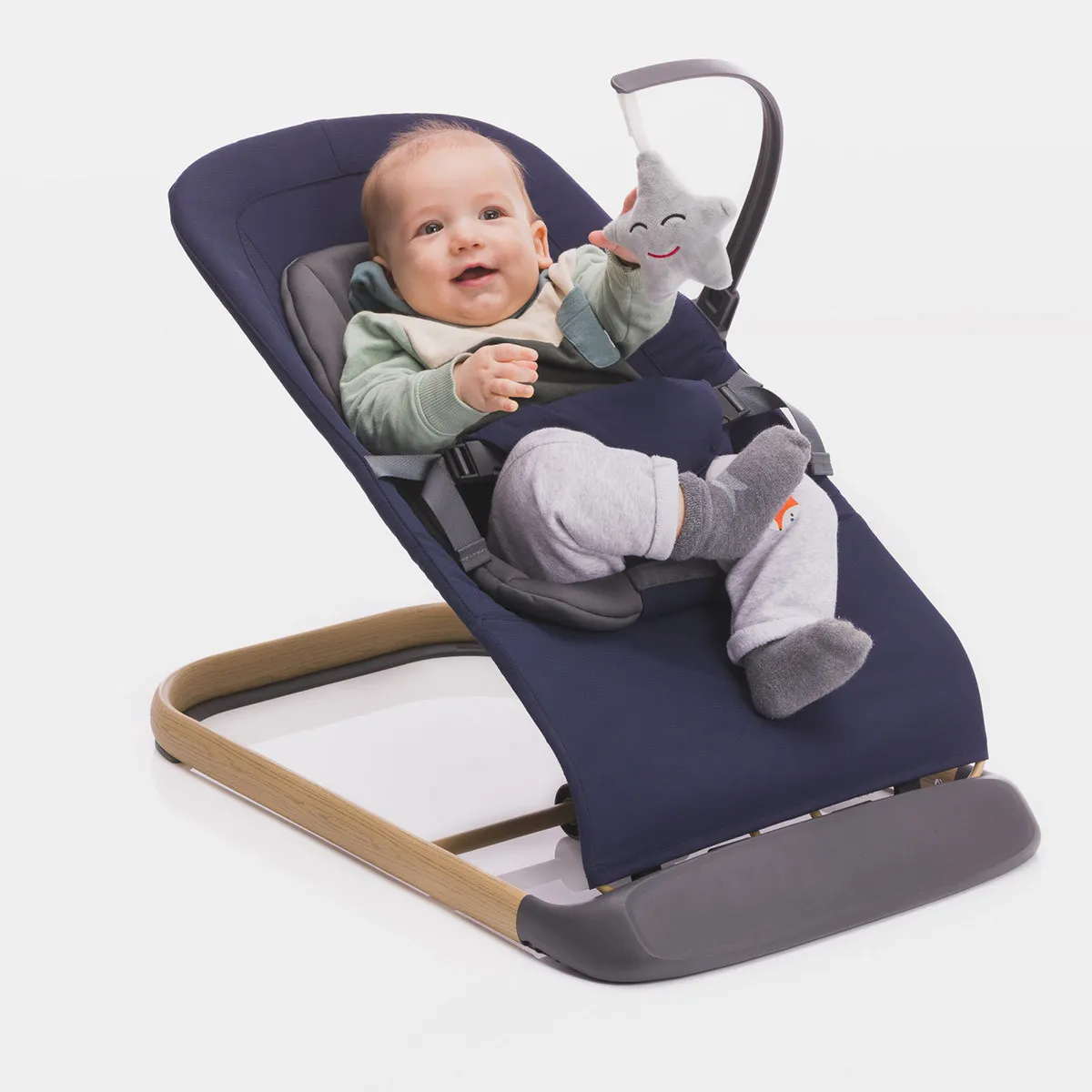 https://www.roshko.bg/media/catalog/product/cache/1/image/9df78eab33525d08d6e5fb8d27136e95/6/0/Fillikid бебешки шезлонг Star - Navy-Grey.webp