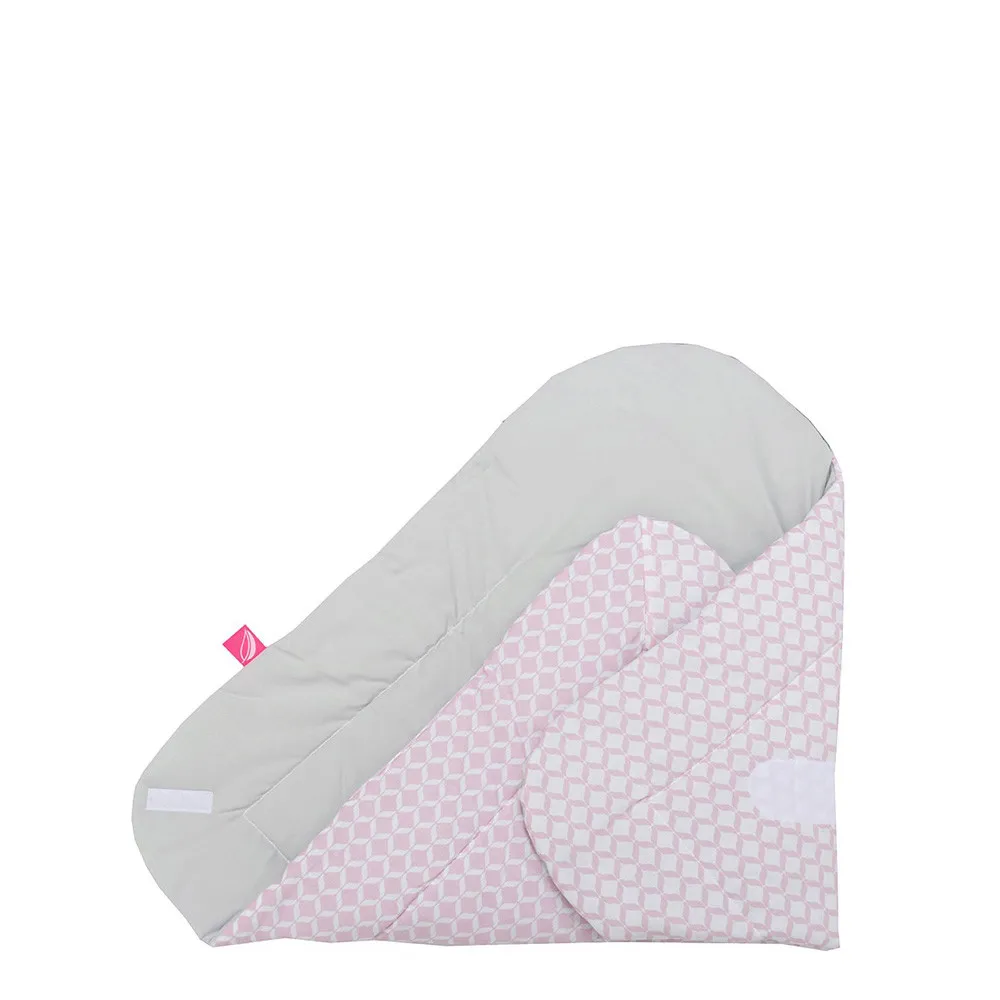https://www.roshko.bg/media/catalog/product/cache/1/image/9df78eab33525d08d6e5fb8d27136e95/6/1/Motherhood Одеало за изписване и повиване Pink Classic 2017.webp