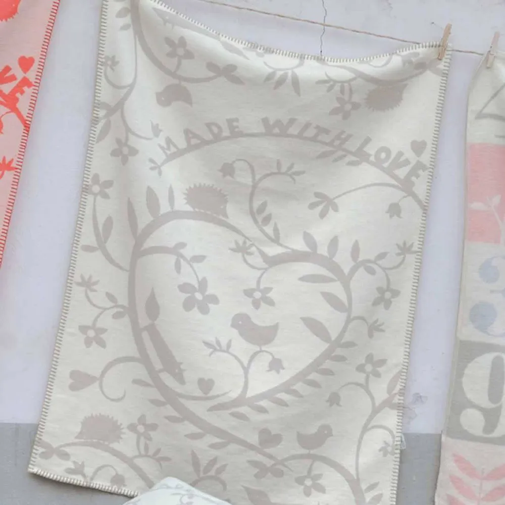 https://www.roshko.bg/media/catalog/product/cache/1/image/9df78eab33525d08d6e5fb8d27136e95/6/5/David Fussengger Одеяло Lena Made with Love 75 x 100 Бежово.webp
