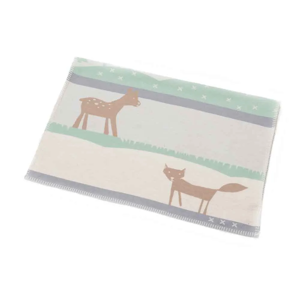 https://www.roshko.bg/media/catalog/product/cache/1/image/9df78eab33525d08d6e5fb8d27136e95/6/5/David Fussenegger Lena Deer and Hund - памучно одеяло "еленче и лисица" 75 x 100 см 6596-90 .webp