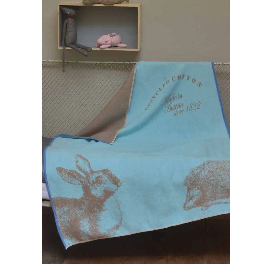 https://www.roshko.bg/media/catalog/product/cache/1/image/9df78eab33525d08d6e5fb8d27136e95/6/7/David Fussengger Одеяло Eco Таралеж и заек 100 x 140 Червено.webp