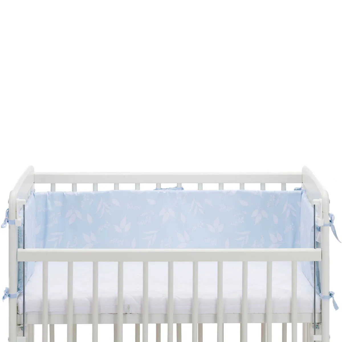 https://www.roshko.bg/media/catalog/product/cache/1/image/9df78eab33525d08d6e5fb8d27136e95/6/8/Fillikid Luxe спален комплект за кошара Nino 4 части - leaves light blue.webp