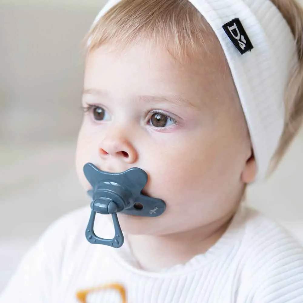 https://www.roshko.bg/media/catalog/product/cache/1/image/9df78eab33525d08d6e5fb8d27136e95/8/7/Difrax Dental Pacifier Pure ортодонтична залъгалка 18+ м - Evening 2.webp