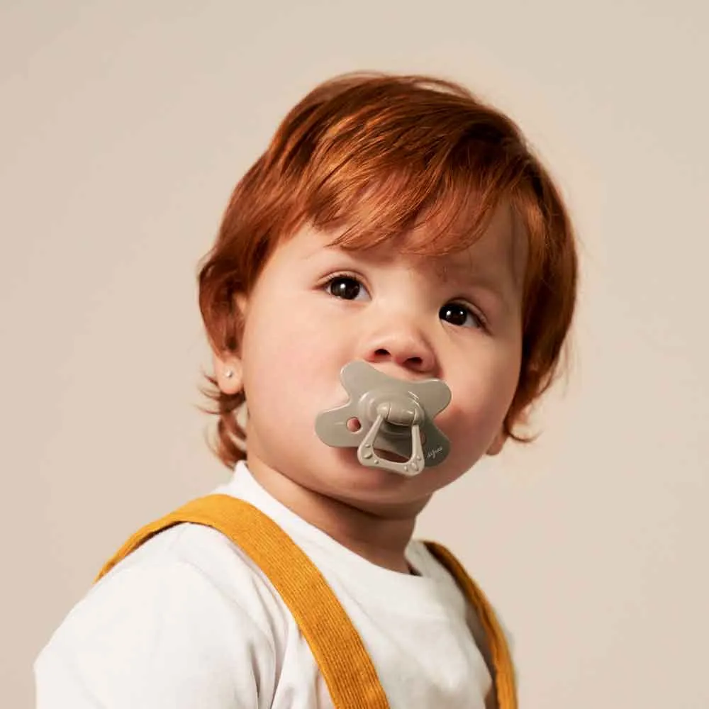https://www.roshko.bg/media/catalog/product/cache/1/image/9df78eab33525d08d6e5fb8d27136e95/8/7/Difrax Dental Pacifier Pure ортодонтична залъгалка 18+ м - Clay 2.webp
