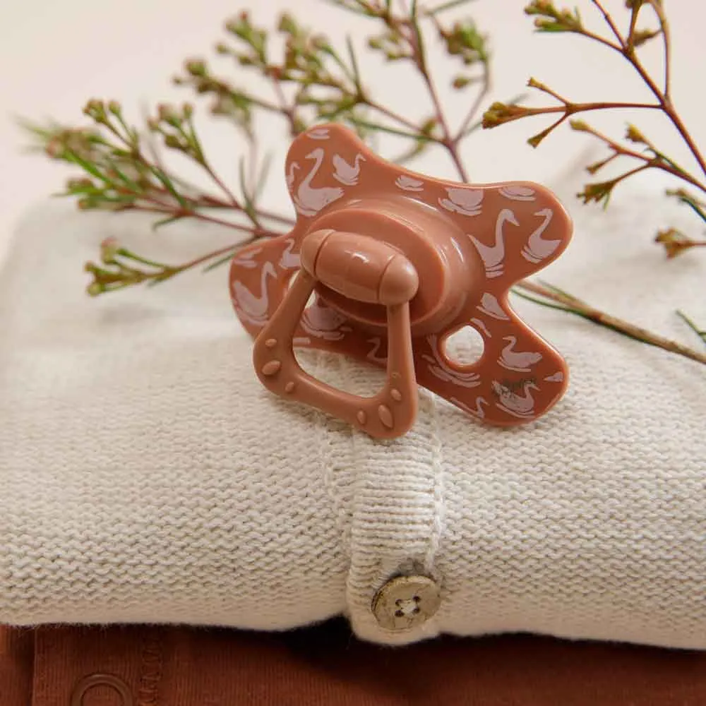 https://www.roshko.bg/media/catalog/product/cache/1/image/9df78eab33525d08d6e5fb8d27136e95/8/7/Difrax Pacifier Natural бебешка залъгалка 12+ м.webp