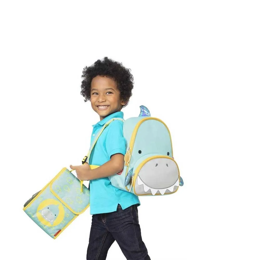 https://www.roshko.bg/media/catalog/product/cache/1/image/9df78eab33525d08d6e5fb8d27136e95/9/h/Skip Hop Zoo Insulated Kids Lunch Bag чанта за обяд - акула 4.webp