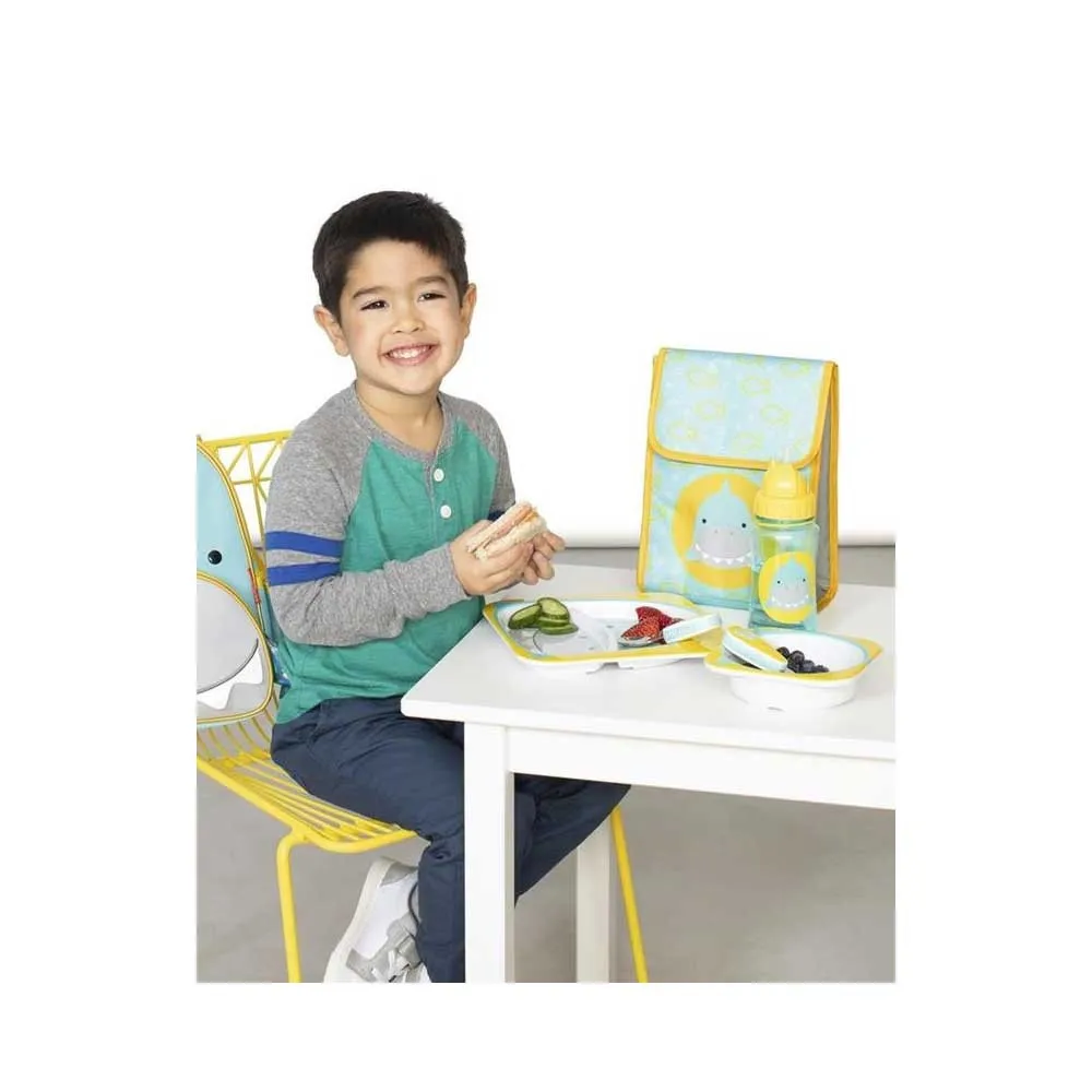 https://www.roshko.bg/media/catalog/product/cache/1/image/9df78eab33525d08d6e5fb8d27136e95/9/h/Skip Hop Zoo Insulated Kids Lunch Bag чанта за обяд - акула 3.webp