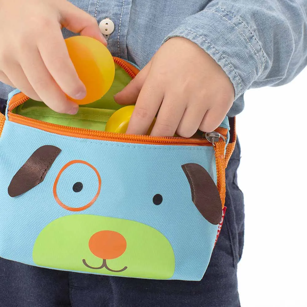 https://www.roshko.bg/media/catalog/product/cache/1/image/9df78eab33525d08d6e5fb8d27136e95/9/i/Skip Hop Zoo Hip Pack детска чантичка - Кученцето Дарби 4.webp