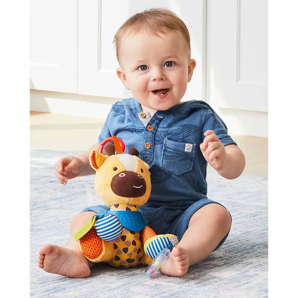 https://www.roshko.bg/media/catalog/product/cache/1/image/9df78eab33525d08d6e5fb8d27136e95/9/k/Skip Hop Bandana Buddy Activity Toy мека играчка с чесалка за зъбки – жирафче 3.webp