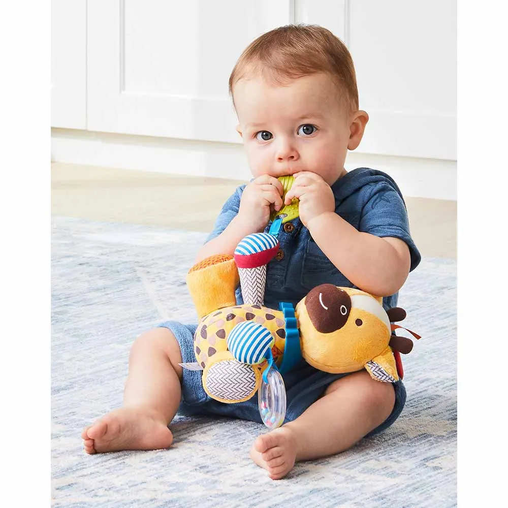 https://www.roshko.bg/media/catalog/product/cache/1/image/9df78eab33525d08d6e5fb8d27136e95/9/k/Skip Hop Bandana Buddy Activity Toy мека играчка с чесалка за зъбки – жирафче 2.webp