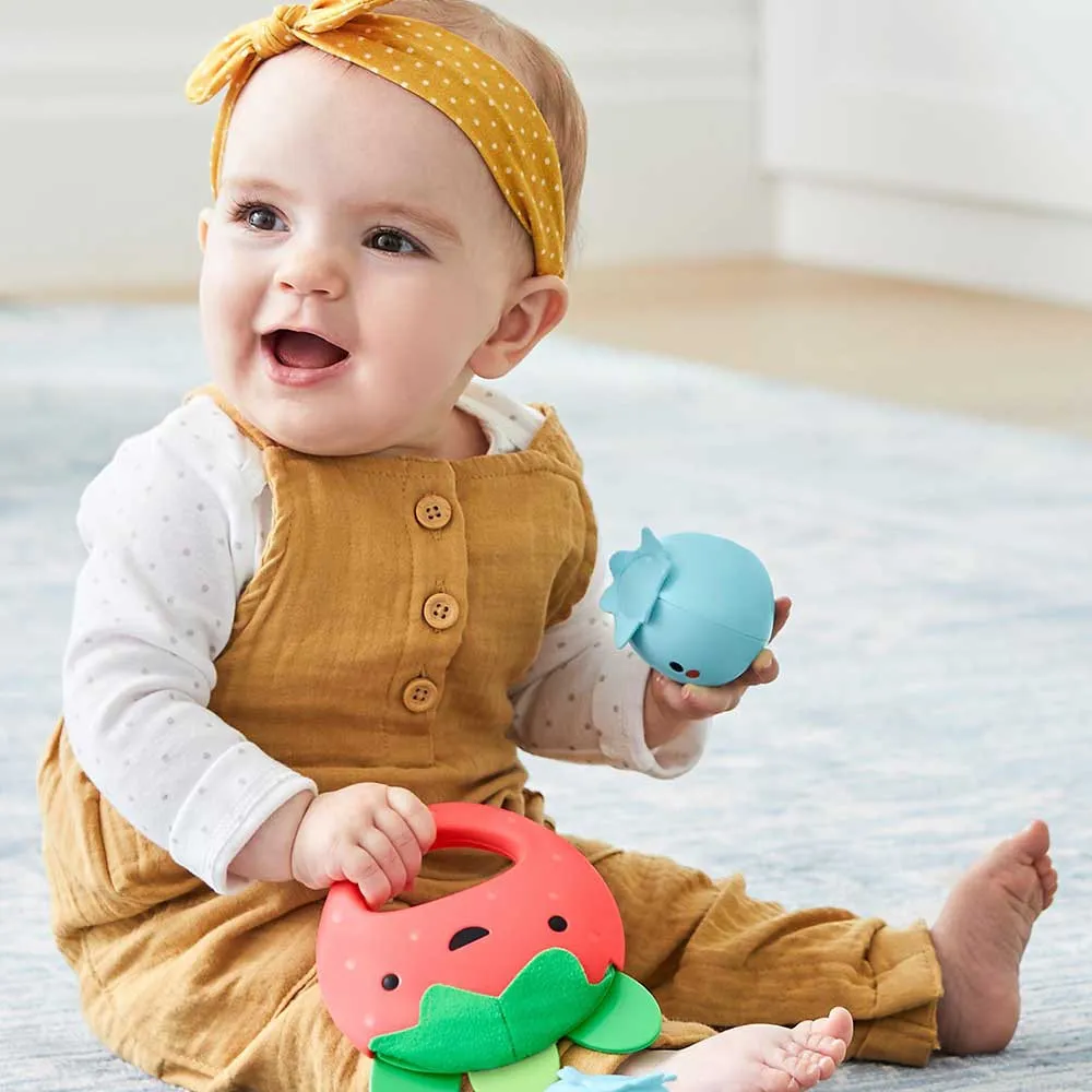 https://www.roshko.bg/media/catalog/product/cache/1/image/9df78eab33525d08d6e5fb8d27136e95/9/l/Skip Hop Farmstand Berry Cute Band дрънкалки-тамбурина-ягодка и маракаси-боровинки 4.webp