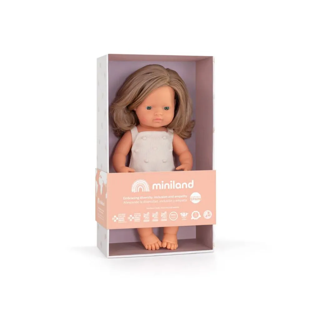 https://www.roshko.bg/media/catalog/product/cache/1/image/9df78eab33525d08d6e5fb8d27136e95/_/-/ момиче 38см с тъмно руса коса и бял гащеризон Miniland.webp