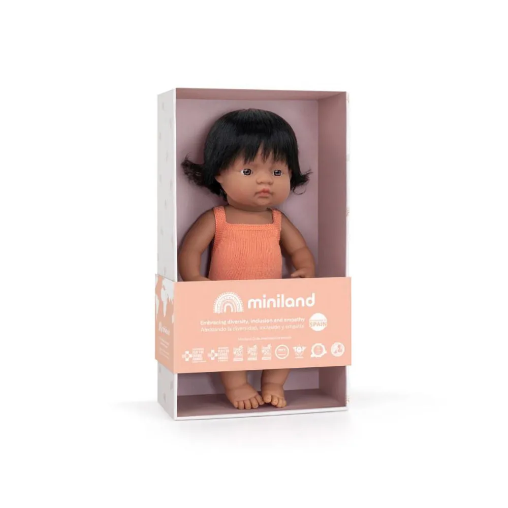 https://www.roshko.bg/media/catalog/product/cache/1/image/9df78eab33525d08d6e5fb8d27136e95/_/-/ момиче 38см с къса черна коса и розов гащеризон Miniland.webp