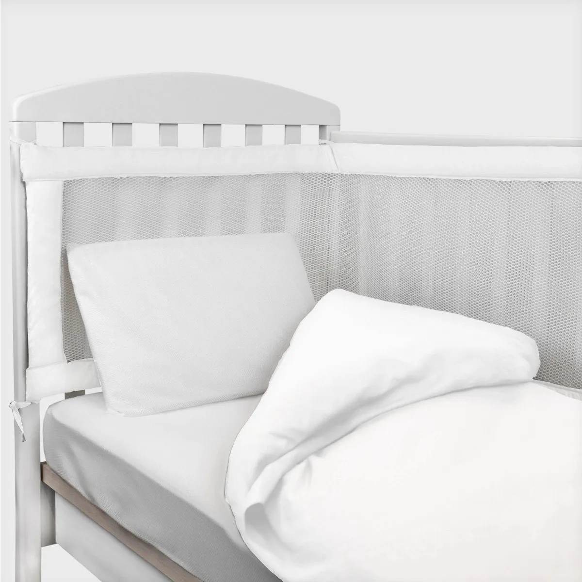 https://www.roshko.bg/media/catalog/product/cache/1/image/9df78eab33525d08d6e5fb8d27136e95/a/i/AirCuddle Bumpy дишащ обиколник за бебешка кошара 50x195 - White.webp