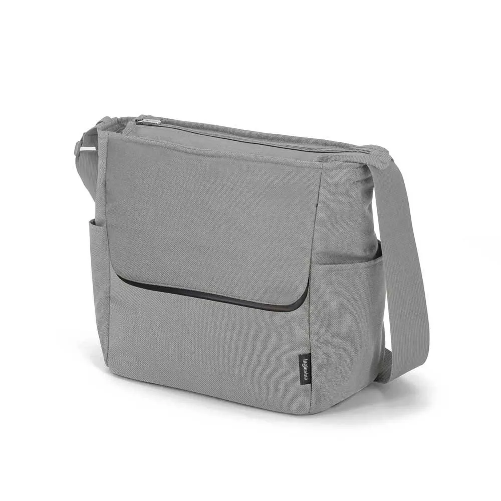 https://www.roshko.bg/media/catalog/product/cache/1/image/9df78eab33525d08d6e5fb8d27136e95/a/x/chanta-za-bebeshka-kolichka-inglesina-aptica-satin-grey.webp