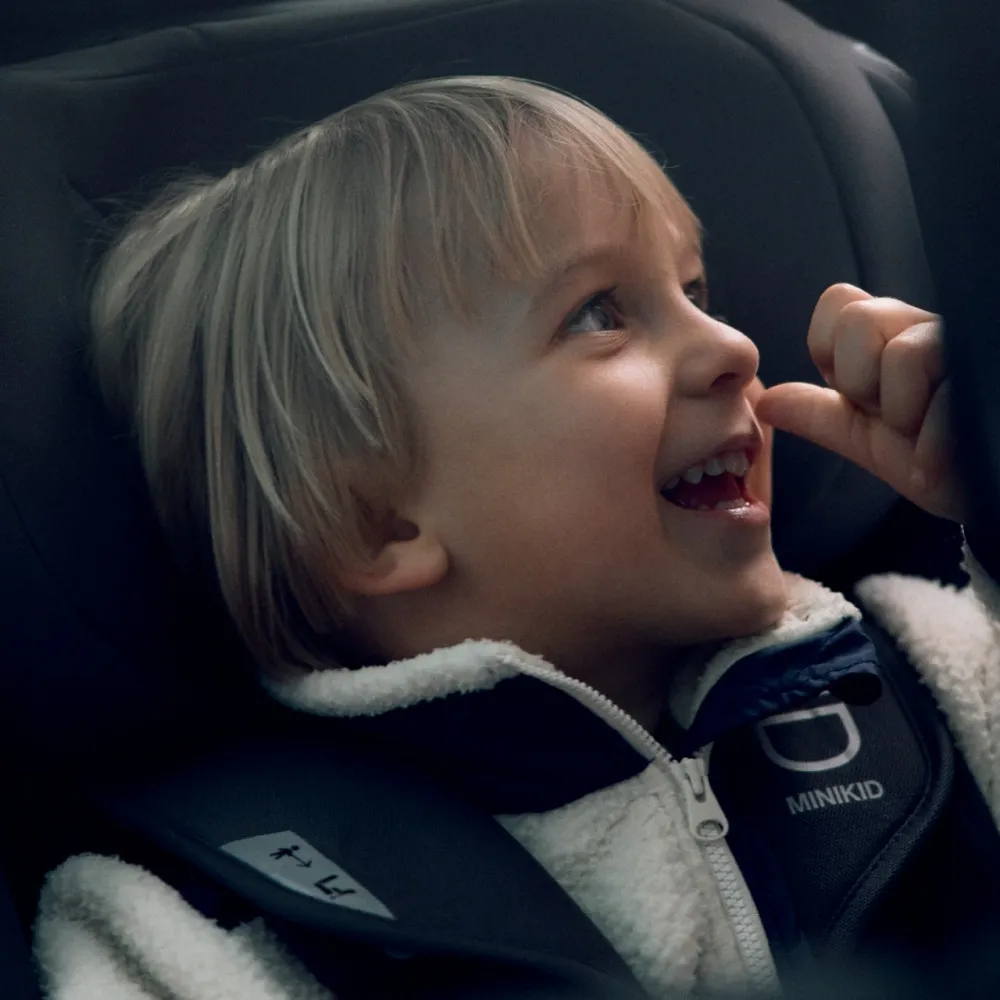 https://www.roshko.bg/media/catalog/product/cache/1/image/9df78eab33525d08d6e5fb8d27136e95/a/x/ за кола Axkid Minikid 4 Max, от 6 месеца до 7 години - Nordic Bloom Green.webp