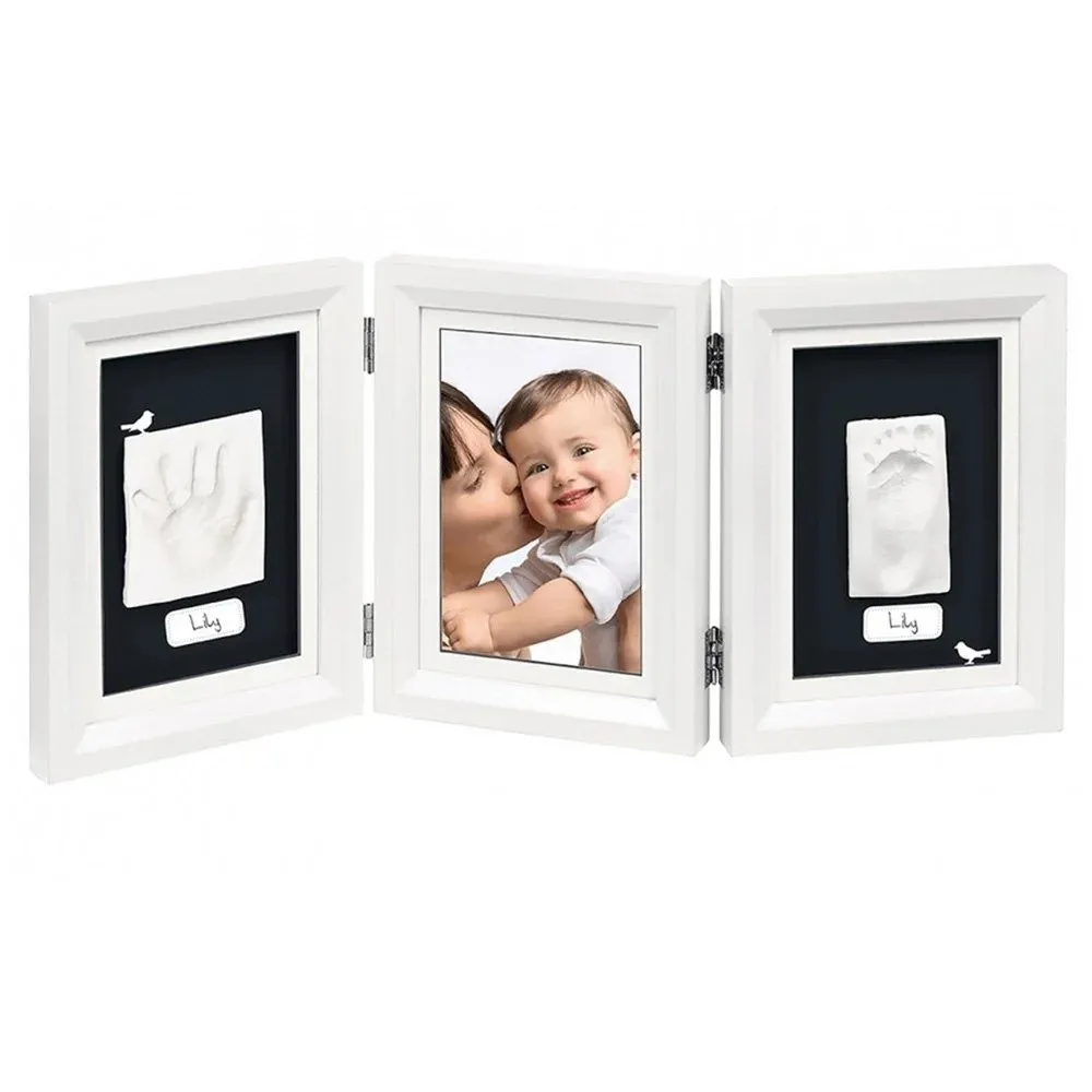 https://www.roshko.bg/media/catalog/product/cache/1/image/9df78eab33525d08d6e5fb8d27136e95/b/a/Baby Art дървена фото рамка от 3 части, за 2 отпечатъка и снимка My Baby Touch - бяла с бяло паспарту.webp
