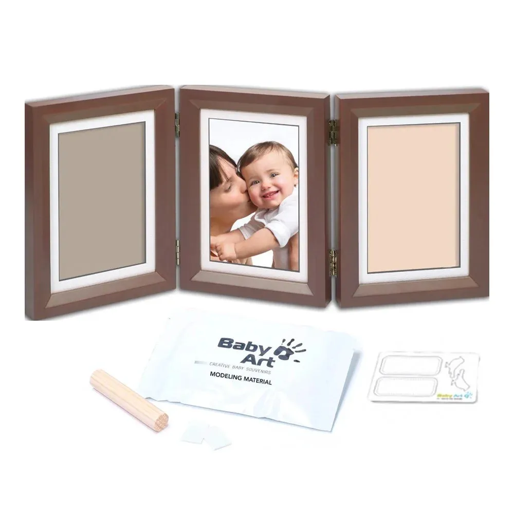 https://www.roshko.bg/media/catalog/product/cache/1/image/9df78eab33525d08d6e5fb8d27136e95/b/a/Baby Art дървена рамка от 3 части, за 2 отпечатъка и снимка My Baby Touch - кафява с бяло паспарту.webp