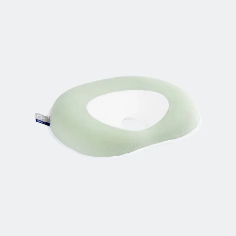 https://www.roshko.bg/media/catalog/product/cache/1/image/9df78eab33525d08d6e5fb8d27136e95/b/a/Babymoov Cosyhead Fresh бебешка възглавница - Sage Green.webp