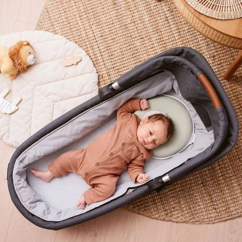 https://www.roshko.bg/media/catalog/product/cache/1/image/9df78eab33525d08d6e5fb8d27136e95/b/a/Babymoov Cosyhead Fresh бебешка възглавница - Sage Green.webp