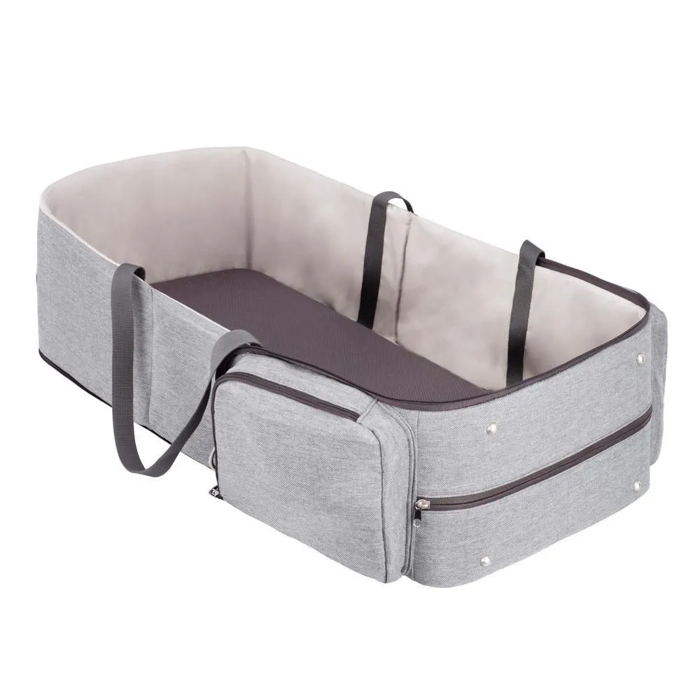 https://www.roshko.bg/media/catalog/product/cache/1/image/9df78eab33525d08d6e5fb8d27136e95/b/a/Babymoov чанта за количка-портбебе 2 в 1 Travelnest Smokey A043602 3.webp