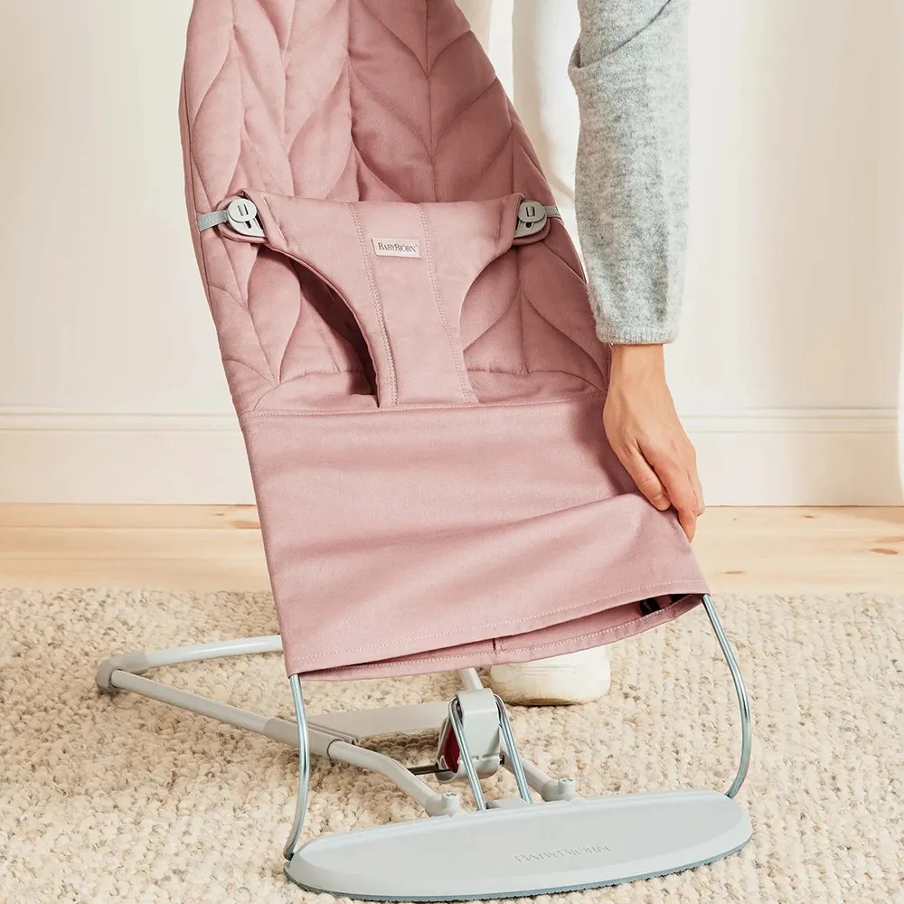 https://www.roshko.bg/media/catalog/product/cache/1/image/9df78eab33525d08d6e5fb8d27136e95/b/e/BabyBjörn Bliss бебешки шезлонг - Wooven Petal, Dusty Pink 4.webp