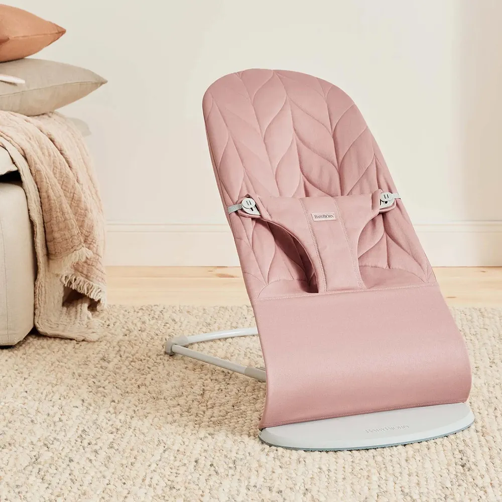 https://www.roshko.bg/media/catalog/product/cache/1/image/9df78eab33525d08d6e5fb8d27136e95/b/e/BabyBjörn Bliss бебешки шезлонг - Wooven Petal, Dusty Pink 2.webp