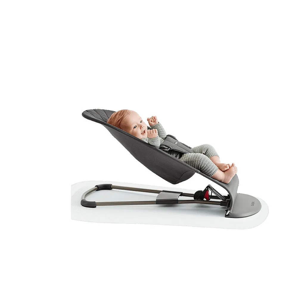 https://www.roshko.bg/media/catalog/product/cache/1/image/9df78eab33525d08d6e5fb8d27136e95/b/l/BabyBjörn Bliss бебешки шезлонг 4.webp