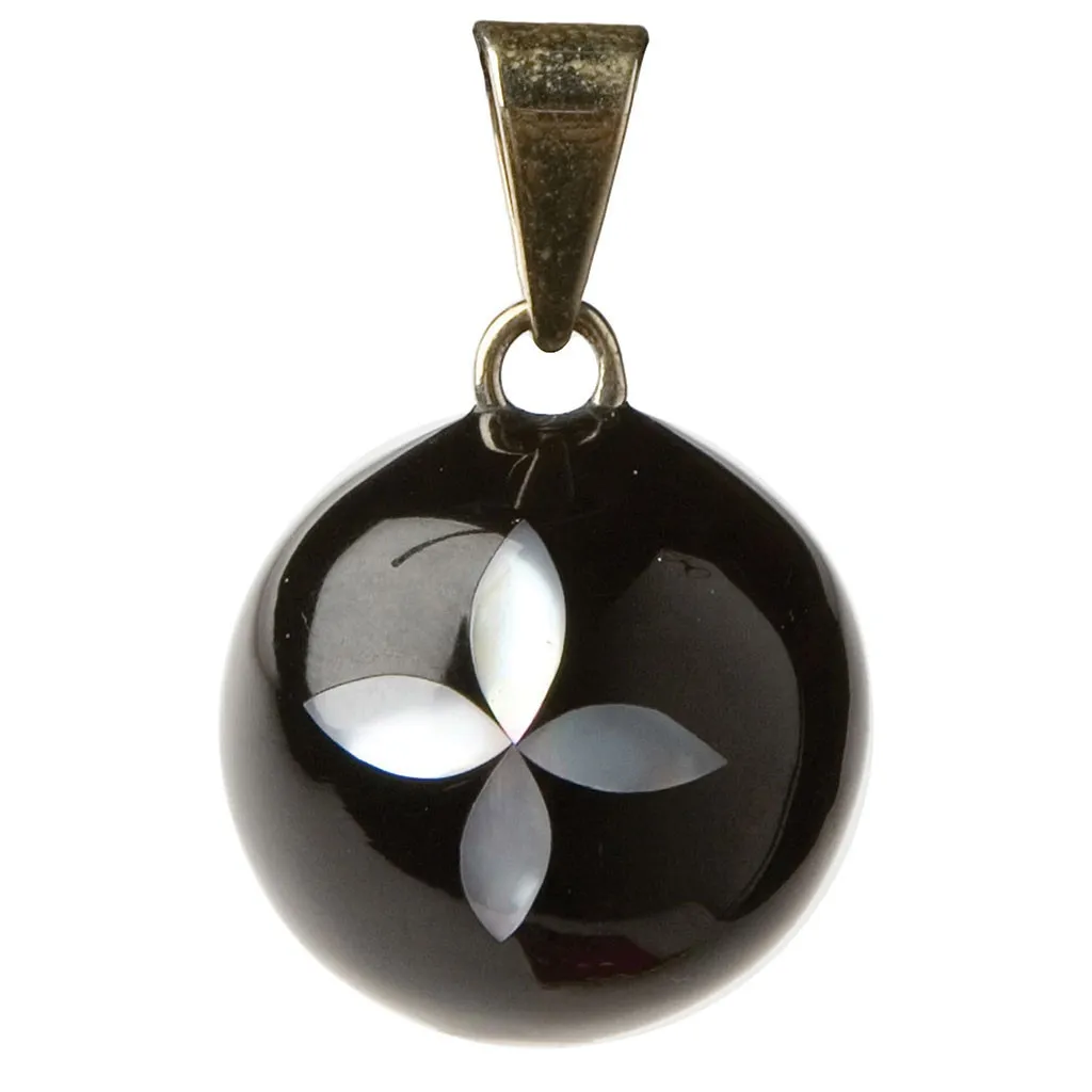https://www.roshko.bg/media/catalog/product/cache/1/image/9df78eab33525d08d6e5fb8d27136e95/b/o/Bola медальон за бременни - Black Pearl Flower.webp