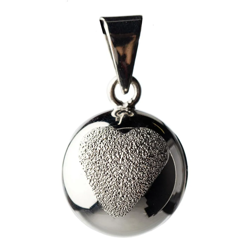 https://www.roshko.bg/media/catalog/product/cache/1/image/9df78eab33525d08d6e5fb8d27136e95/b/o/Bola медальон за бременни - Glitter Heart.webp