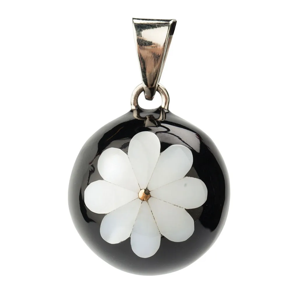 https://www.roshko.bg/media/catalog/product/cache/1/image/9df78eab33525d08d6e5fb8d27136e95/b/o/Bola медальон за бременни - Black decorative with flower.webp