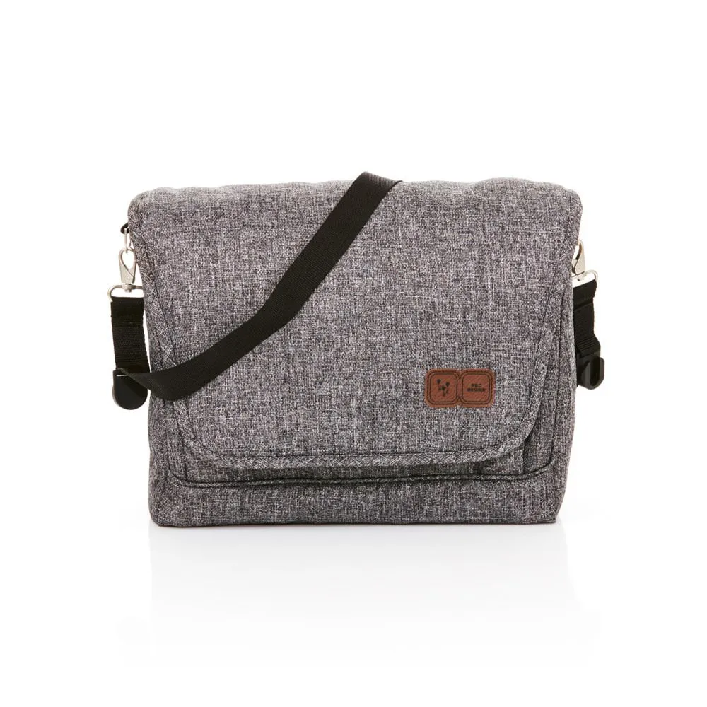 https://www.roshko.bg/media/catalog/product/cache/1/image/9df78eab33525d08d6e5fb8d27136e95/c/h/!анта за детска колчика ABC Design Changing Bag Fashion Race 2018.webp