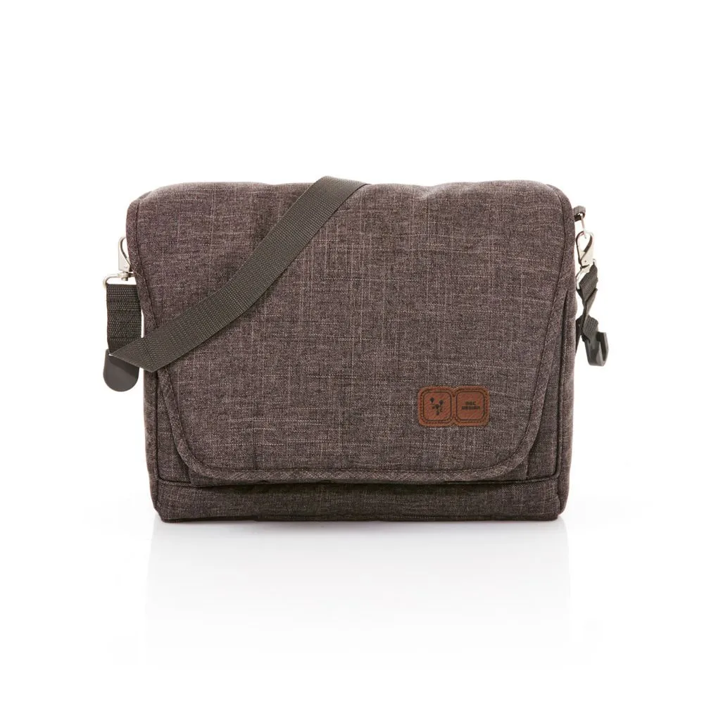 https://www.roshko.bg/media/catalog/product/cache/1/image/9df78eab33525d08d6e5fb8d27136e95/c/h/!анта за детска колчика ABC Design Changing Bag Fashion Walnut 2018.webp