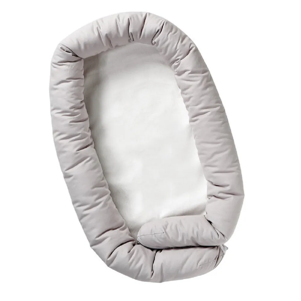 https://www.roshko.bg/media/catalog/product/cache/1/image/9df78eab33525d08d6e5fb8d27136e95/c/u/BabyDan Cuddle Nest light grey 2017 - бебешка възглавница.webp