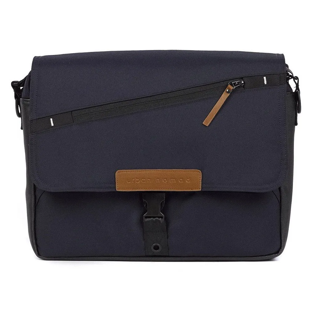https://www.roshko.bg/media/catalog/product/cache/1/image/9df78eab33525d08d6e5fb8d27136e95/d/e/Mutsy Чанта за количка Evo Urban Nomad Deep Navy 2017.webp