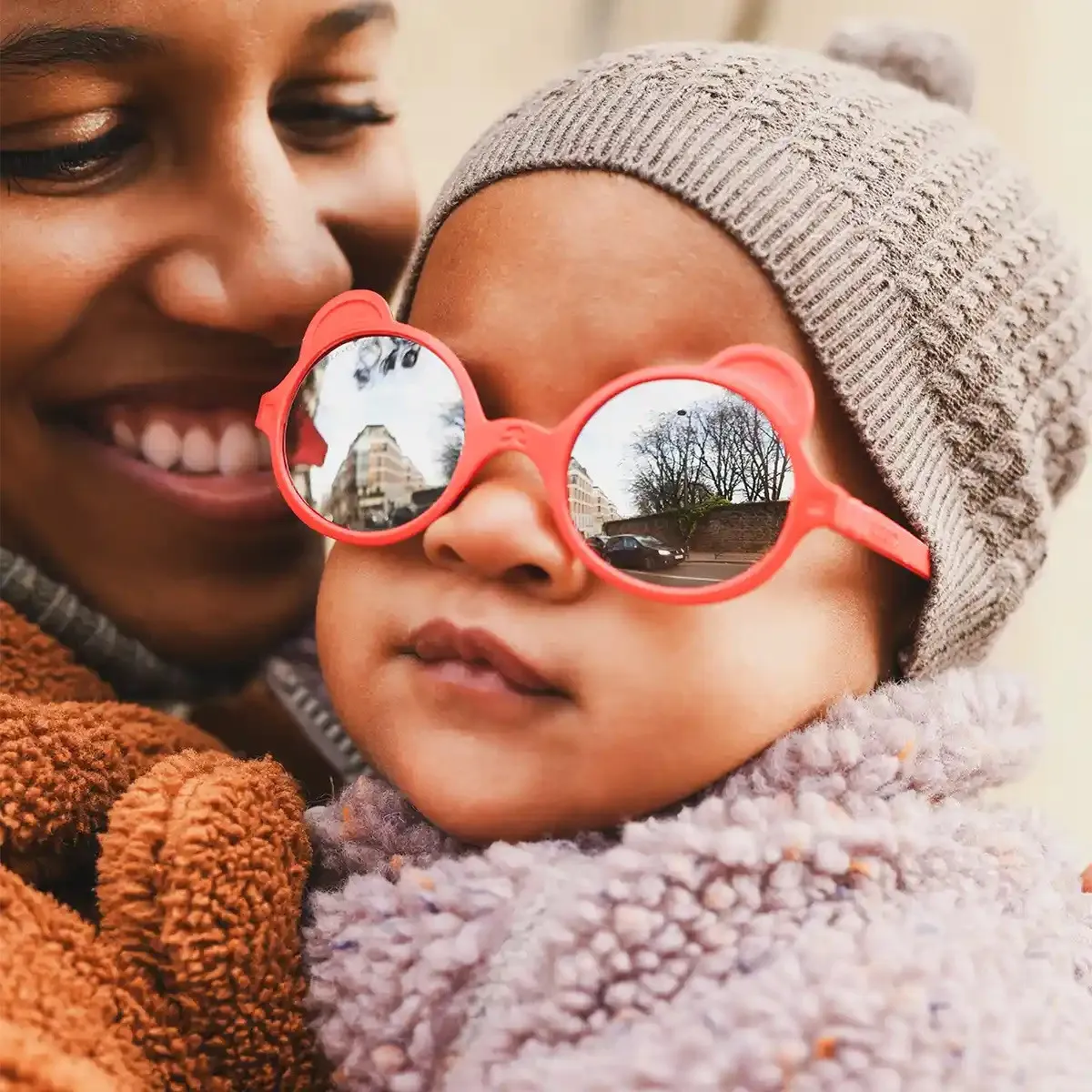 https://www.roshko.bg/media/catalog/product/cache/1/image/9df78eab33525d08d6e5fb8d27136e95/d/e/Ki ET LA OURSON детски слънчеви очила 2-4 Peach B 2.webp