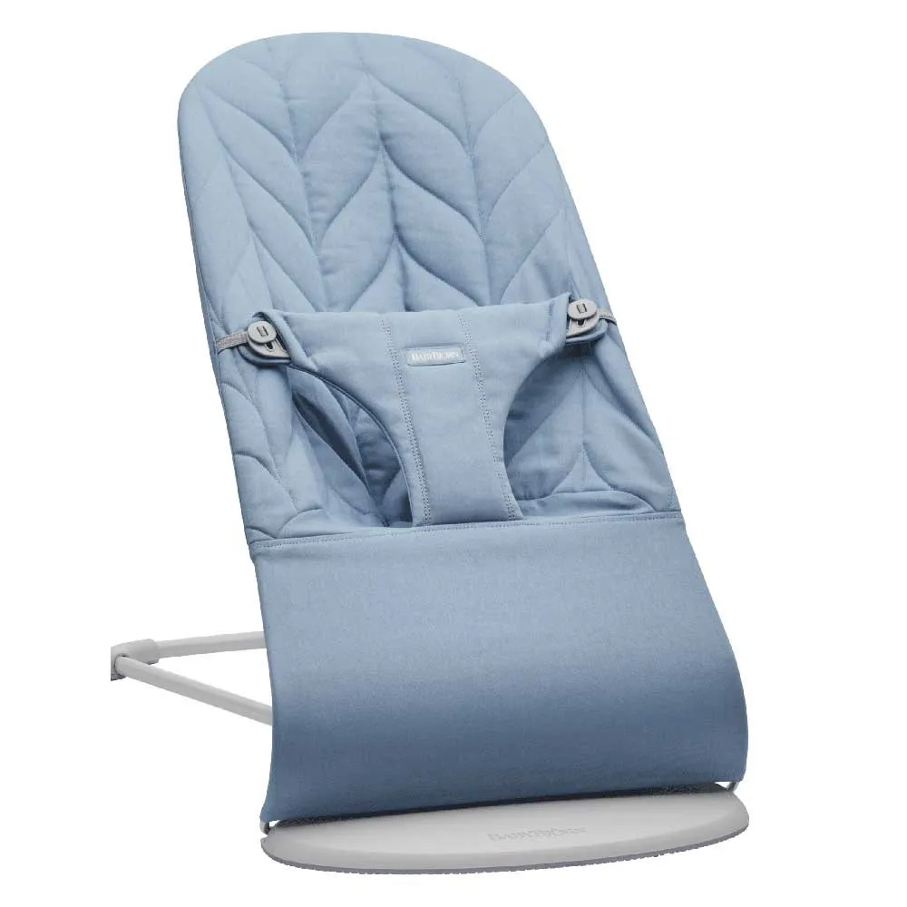 https://www.roshko.bg/media/catalog/product/cache/1/image/9df78eab33525d08d6e5fb8d27136e95/e/n/BabyBjörn Bliss бебешки шезлонг - Cotton Petal, Blue.webp