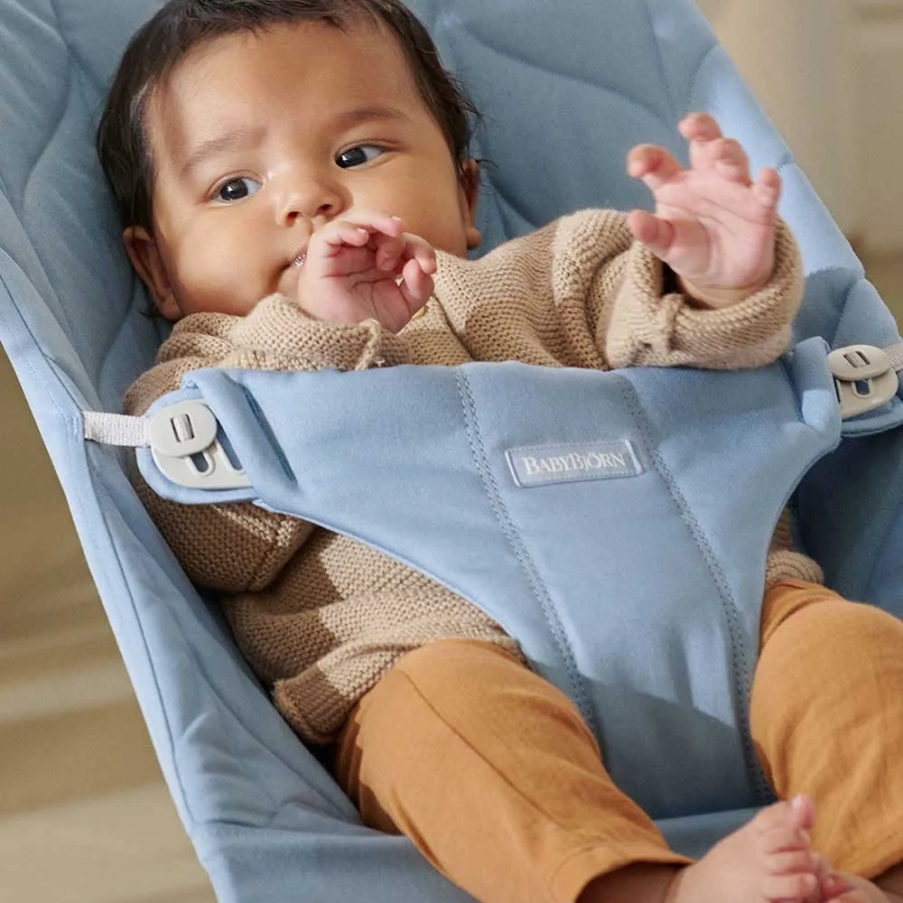 https://www.roshko.bg/media/catalog/product/cache/1/image/9df78eab33525d08d6e5fb8d27136e95/e/n/BabyBjörn Bliss бебешки шезлонг - Cotton Petal, Blue 2.webp