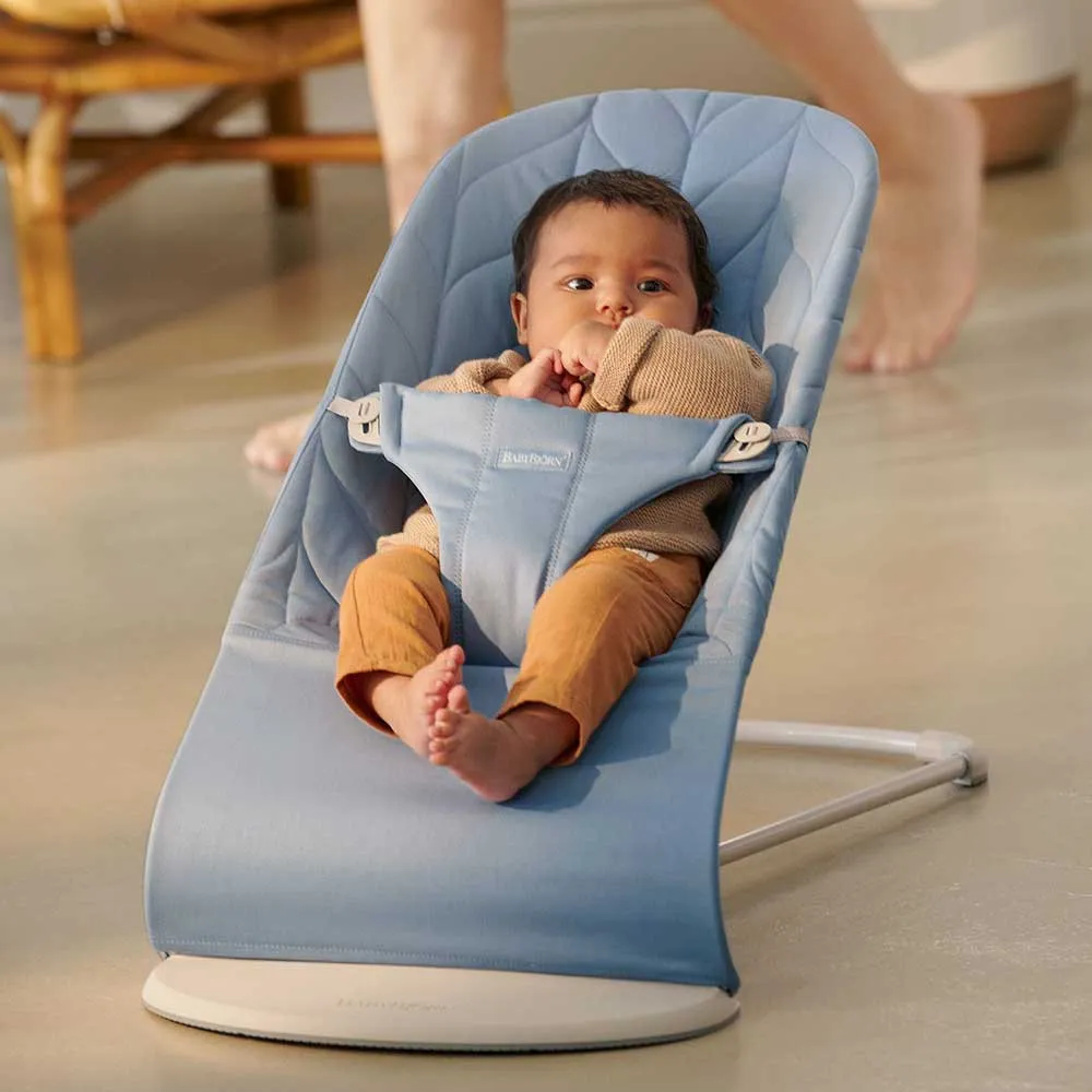 https://www.roshko.bg/media/catalog/product/cache/1/image/9df78eab33525d08d6e5fb8d27136e95/e/n/BabyBjörn Bliss бебешки шезлонг - Cotton Petal, Blue 3.webp