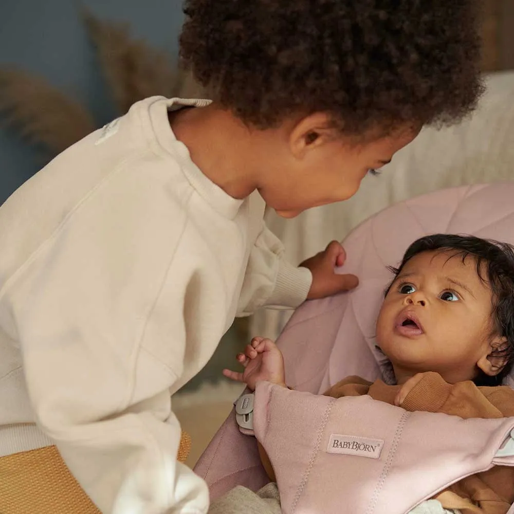 https://www.roshko.bg/media/catalog/product/cache/1/image/9df78eab33525d08d6e5fb8d27136e95/e/n/BabyBjörn Bliss бебешки шезлонг - Cotton Petal, Dusty Pink 3.webp