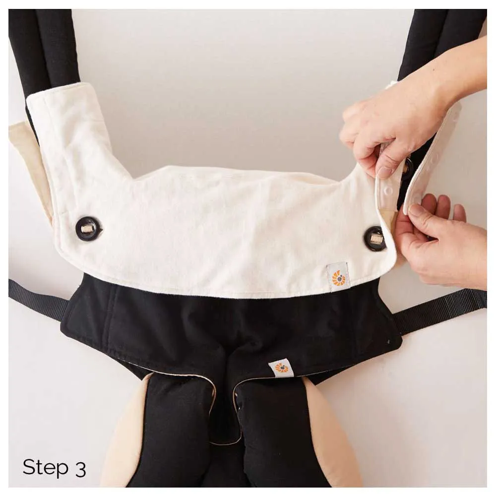 https://www.roshko.bg/media/catalog/product/cache/1/image/9df78eab33525d08d6e5fb8d27136e95/e/r/Ergobaby лигавник за ергономична работа Droll Pad & Bib Natural 4.webp