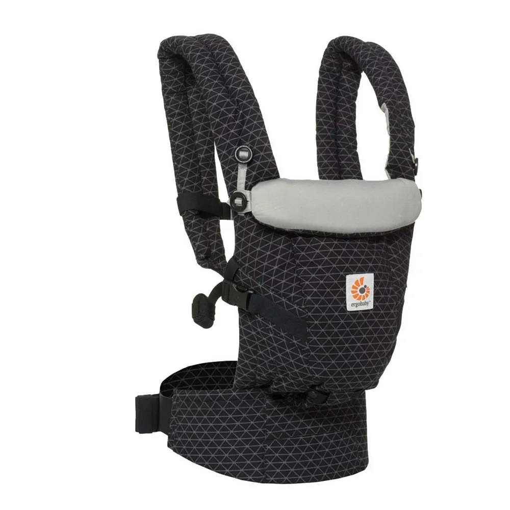 https://www.roshko.bg/media/catalog/product/cache/1/image/9df78eab33525d08d6e5fb8d27136e95/e/r/Ergobaby Adapt Geo Black ергономична раница 2.webp