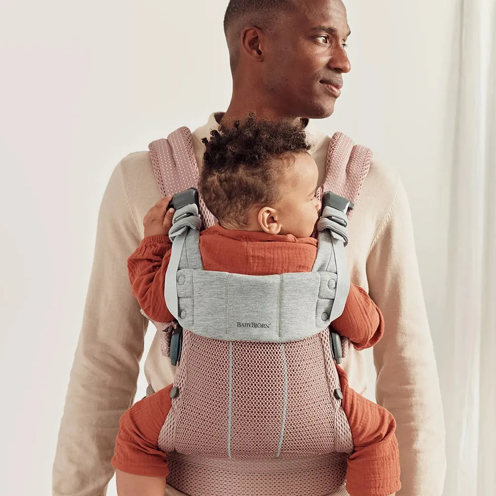 https://www.roshko.bg/media/catalog/product/cache/1/image/9df78eab33525d08d6e5fb8d27136e95/h/a/ergonomichna-ranitsa-za-novorodeno-BabyBjörn-harmony-dusty pink 3.webp