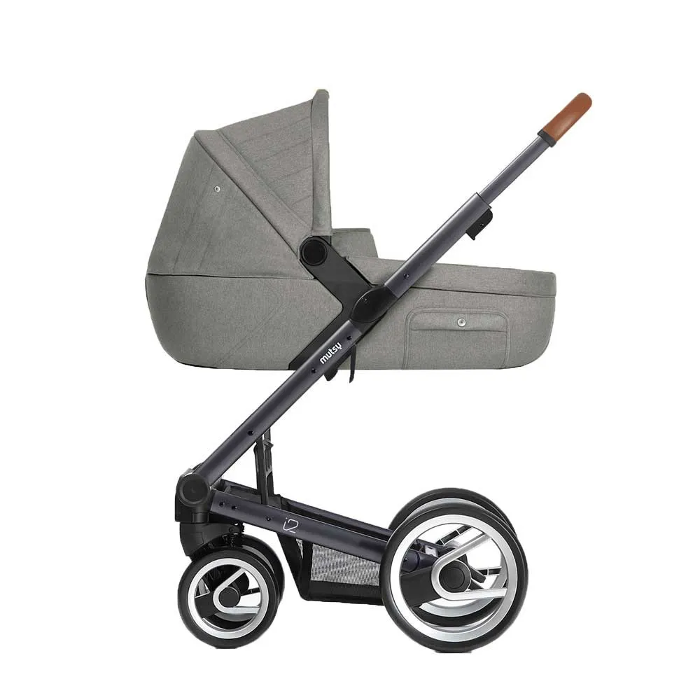 https://www.roshko.bg/media/catalog/product/cache/1/image/9df78eab33525d08d6e5fb8d27136e95/h/e/Mutsy i2 бебешка количка 2 в 1 - Heritage Moss Green 2.webp
