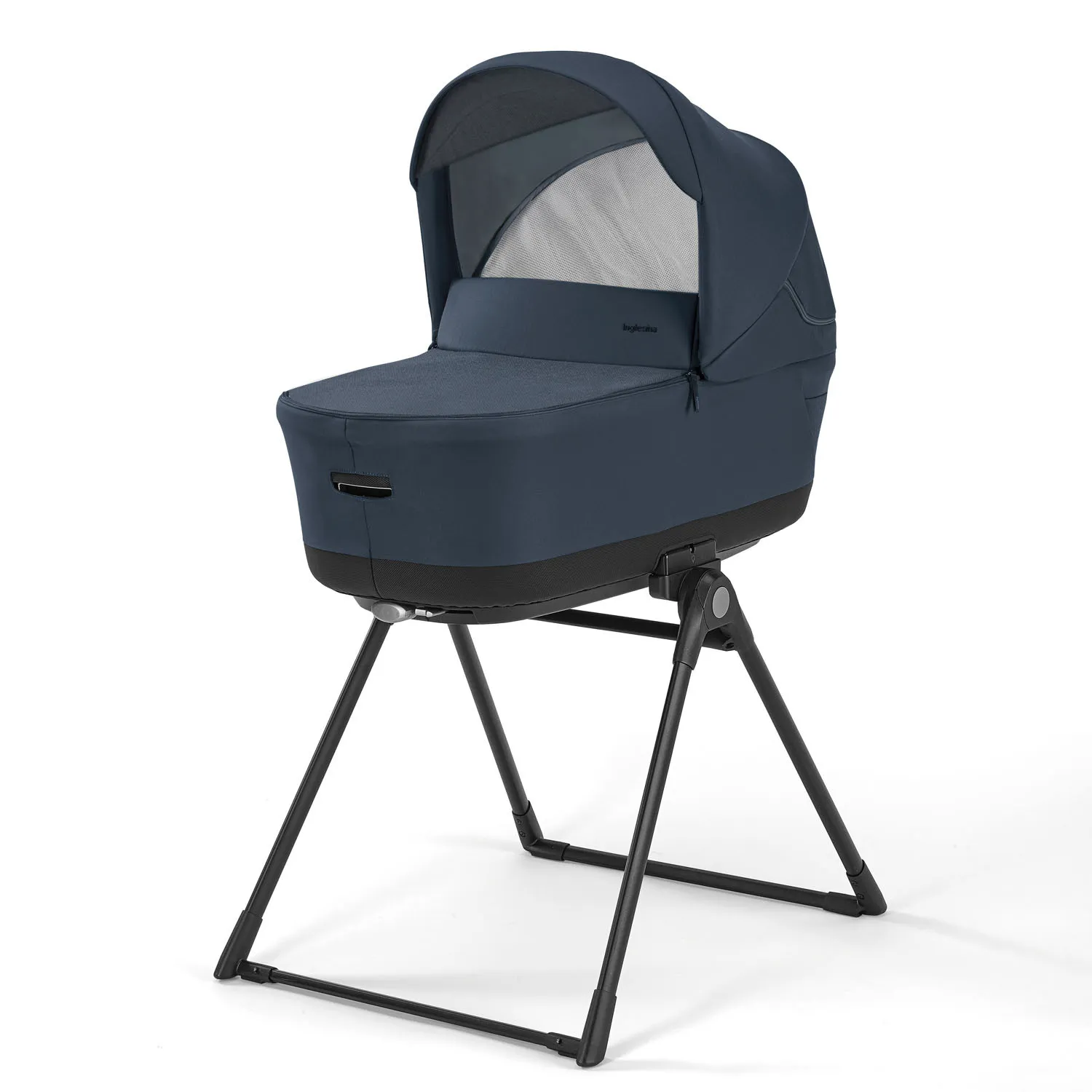 https://www.roshko.bg/media/catalog/product/cache/1/image/9df78eab33525d08d6e5fb8d27136e95/h/u/bebshka-kolichka-electa hudson blue 5.webp