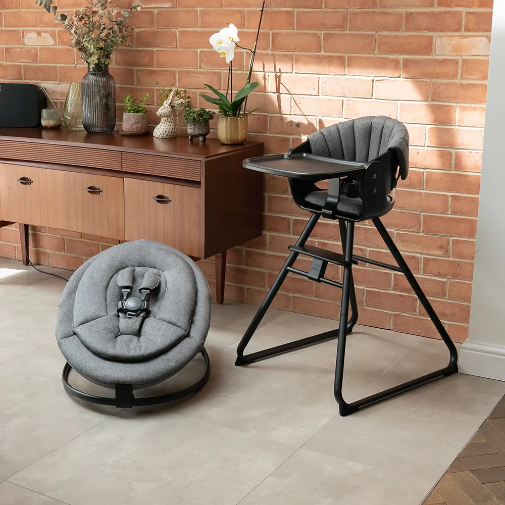 https://www.roshko.bg/media/catalog/product/cache/1/image/9df78eab33525d08d6e5fb8d27136e95/i/c/iCandy MiChair столче за хранене и шезлонг Flint on Black.webp