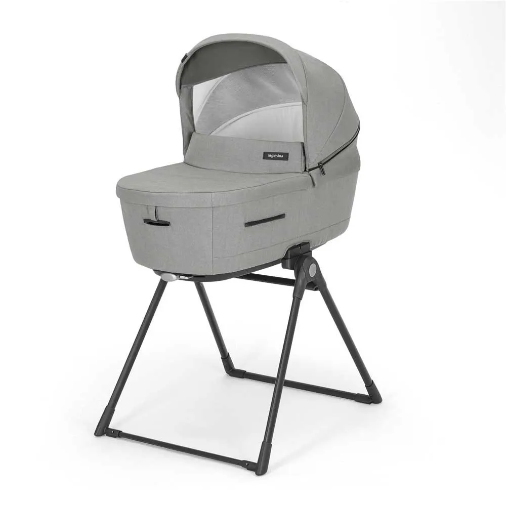 https://www.roshko.bg/media/catalog/product/cache/1/image/9df78eab33525d08d6e5fb8d27136e95/i/n/bebeshka-kolichka-aptica-satin-grey 2.webp